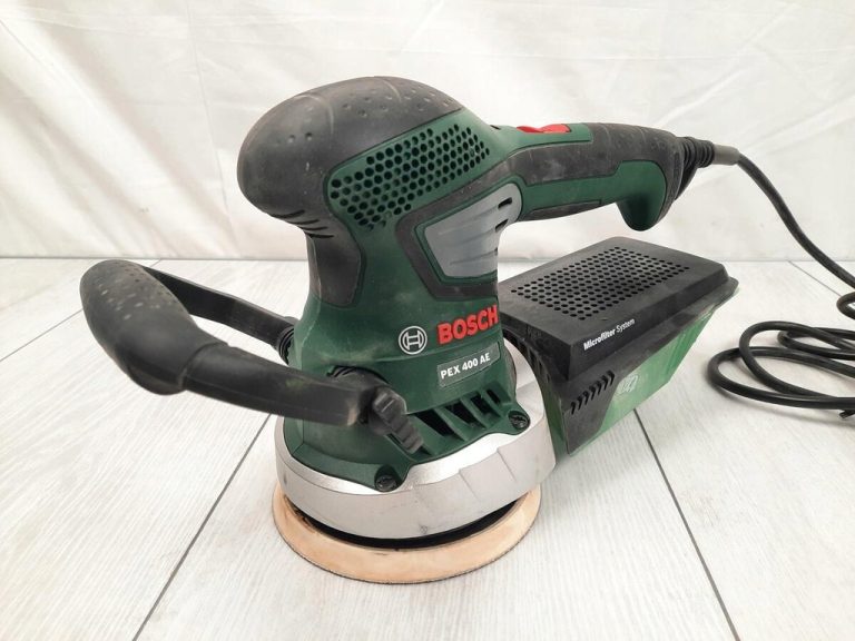 une ponceuse bosch pex 400 ae sur du carreau