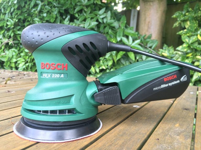 ponceuse Bosch pex 220 a sur plusieurs planches en bois