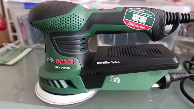 ponceuse Bosch pex 300 ae sur un support en verre