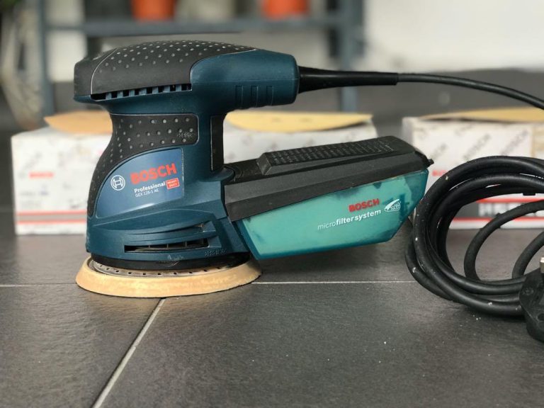 ponceuse Bosch gex 125-1 ae sur le sol vue de profil