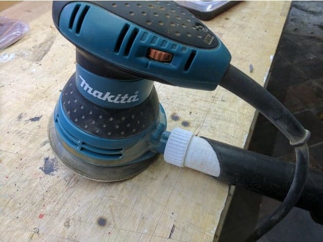 ponceuse Makita bo5031j sur une veille table en bois
