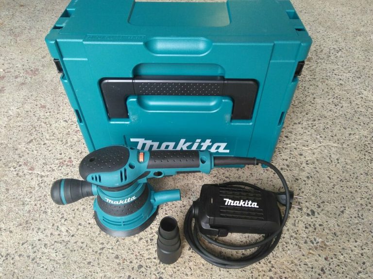 ponceuse Makita bo5041j sur le sol avec son coffret
