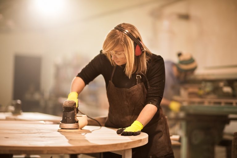 une femme utilisant une ponceuse légère excentrique