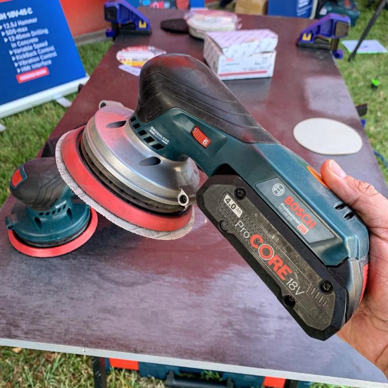 une ponceuse excentrique bosch pro 18v dans la main