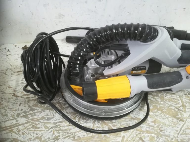 une ponceuse girafe peugeot Outillage 150720 Energysand-225 sur le sol