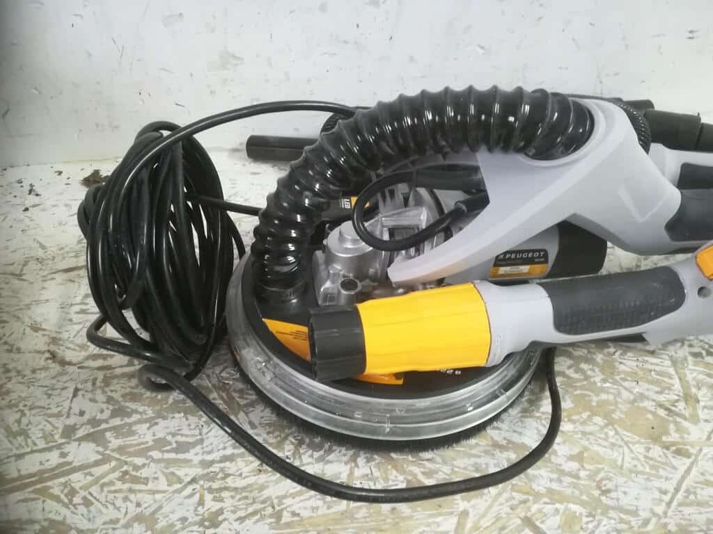 une ponceuse girafe peugeot Outillage 150720 Energysand-225 sur le sol