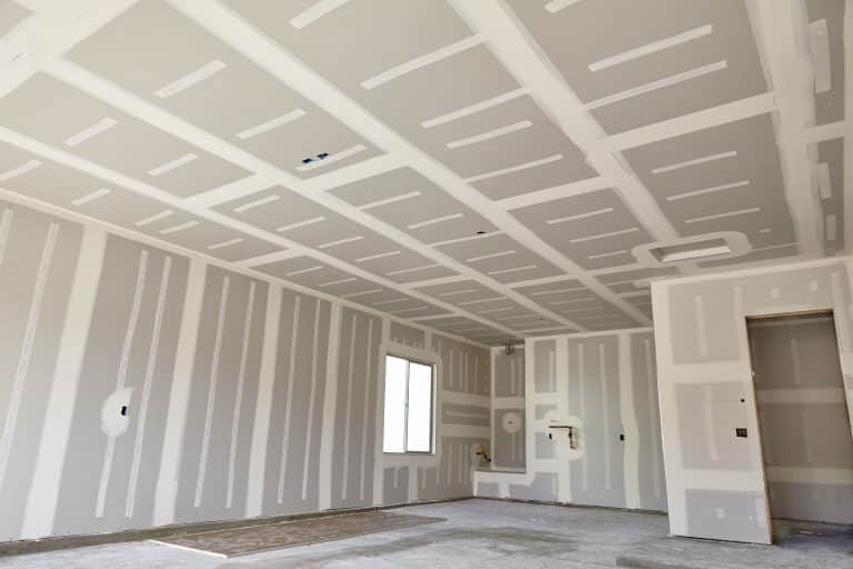 des bandes de placo en train de se poncer dans une nouvelle maison rénovation