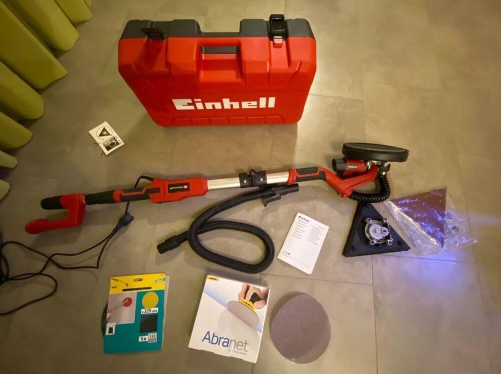 une ponceuse girafe einhell 750 W dans sa mallette rouge en plastique et ses accessoires