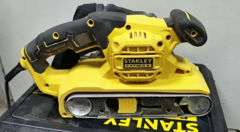 zoom d'une ponceuse à bande Stanley sur sa mallette noire