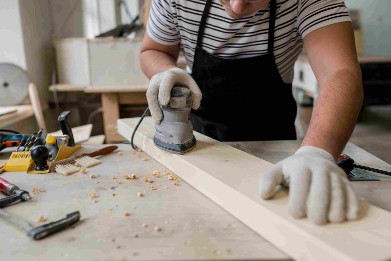 un professionnel du bricolage expliquant comment utiliser une ponceuse triangulaire facilement