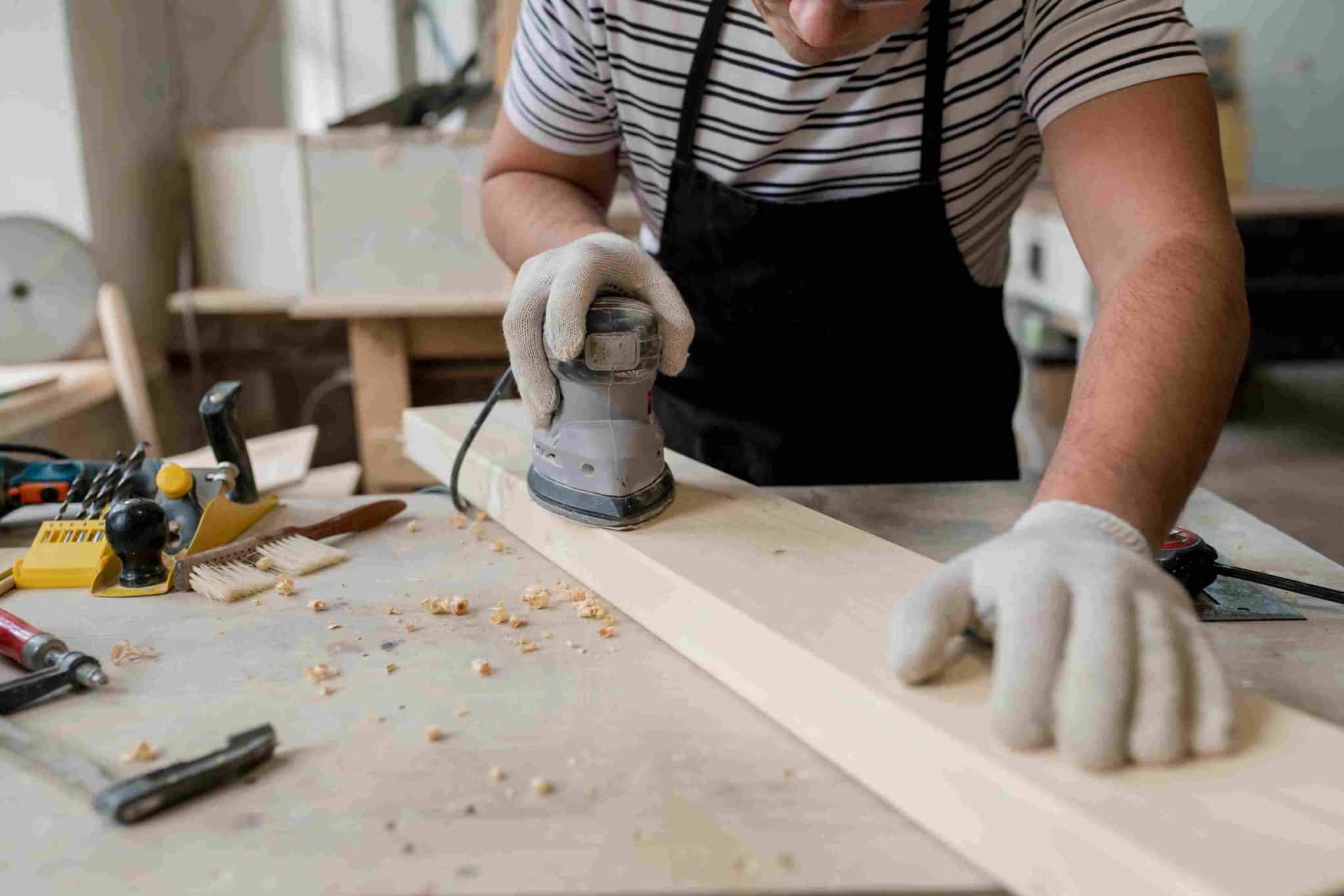 un professionnel du bricolage expliquant comment utiliser une ponceuse triangulaire facilement