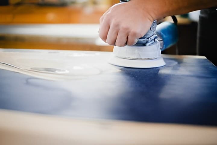 Comment poncer la resine epoxy en 2025 comme un pro